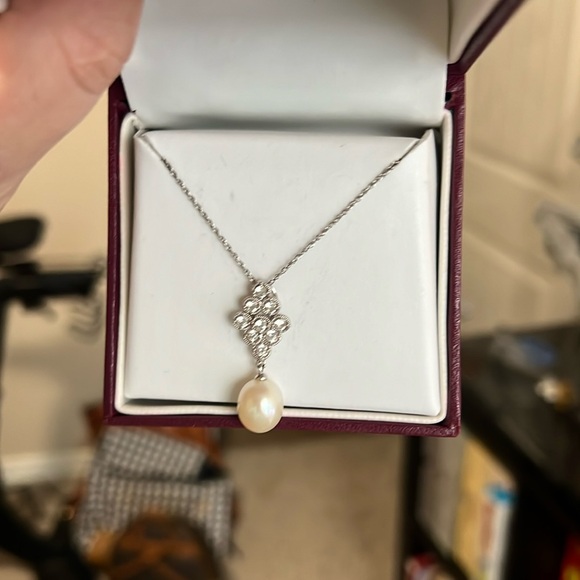 Beautiful pearl and diamond necklace and earring set - Picture 2 of 5